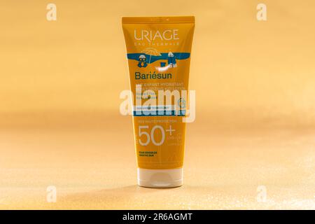 Parigi, Francia - 30 maggio 2023: Uriage Bariesun Moisturuzing Kid Lotion SPF50+ Foto Stock