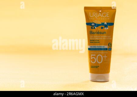 Parigi, Francia - 30 maggio 2023: Uriage Bariesun Moisturuzing Kid Lotion SPF50+ Foto Stock