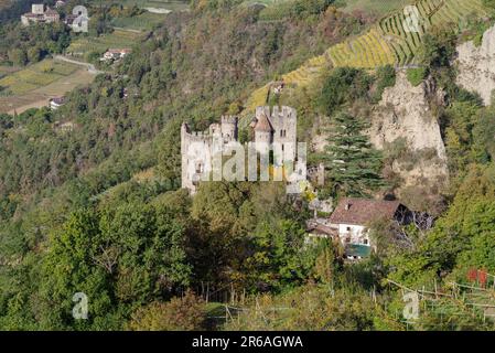 Veduta di Castel Fontana (Castello di Brunnenburg) 13th ° secolo, Trentino-Alto Adige, Italia Foto Stock