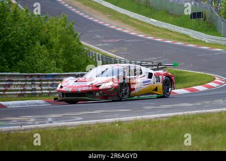 La Ferrari 296 GT3 del team Frikadelli Racing con Earl Bamber, Nick Catsburg, David Pittard e Felipe Fernandez laser, passa davanti al Bruennchen Foto Stock