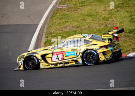 La Mercedes-AMG GT3 del Team Bilstein con Raffaele Marciello, Luca Stolz, Philip Ellis ed Edoardo Mortara alla 24 ore di gara al Nuerburgring Foto Stock