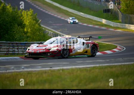 La Ferrari 296 GT3 del team Frikadelli Racing con Earl Bamber, Nick Catsburg, David Pittard e Felipe Fernandez laser, passa davanti al Bruennchen Foto Stock