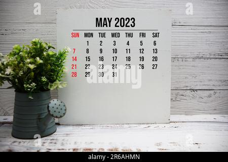 2023 maggio calendario mensile su cavalletto stand su sfondo legno Foto Stock