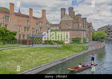 Punting sul fiume Cam vicino Magdalene College a Cambridge, Inghilterra, Regno Unito Foto Stock