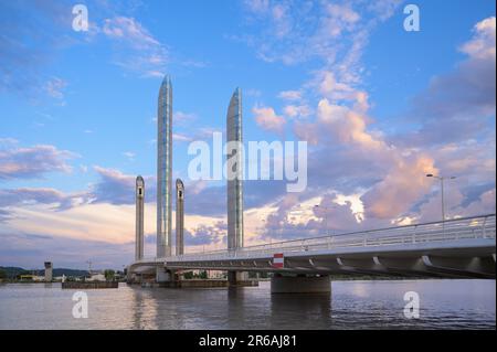 Bordeaux, Francia - Giugno, 05. 2023: Ponte di sollevamento Jacques Chaban sul fiume Garonna. Francia Foto Stock