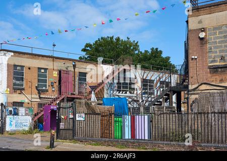 The Omega Works on Hermitage Road, North London UK, nel giugno del 2023 - casa di oltre un centinaio di persone e sotto la minaccia di una riqualificazione Foto Stock