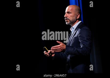 L'amministratore delegato di Uber Dara Khosrowshahi parla mentre Uber annuncia nuove caratteristiche di sostenibilità durante un evento a BAFTA a Piccadilly, Londra.Data foto: Giovedì 8 giugno 2023. Foto Stock