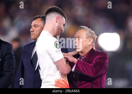 Foto del file datata 07-06-2023 di Declan Rice del West Ham United (a sinistra) con David Sullivan, presidente del West Ham United. David Sullivan, presidente del West Ham, ha confermato che il capitano Declan Rice sarà venduto quest'estate. Data di emissione: Giovedì 8 giugno 2023. Foto Stock