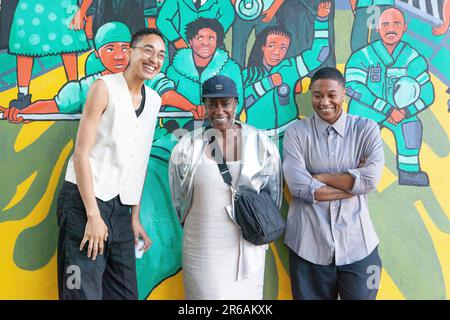Londra, Regno Unito. 7th giugno, 2023. Rebecca Bellantoni (centro) vincitore del Women of Colour Art Award, con la squadra curatoriale !(* Contemporary Arts and Learning languid Hands, composta da Imani Mason Jordan (L) e Rabz Lansiquot (R). Credit: Anna Watson/Alamy Live News Foto Stock