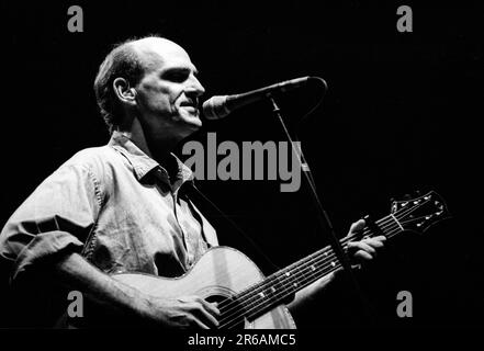 JAMES TAYLOR, CONCERTO, 1999: Leggendario chitarrista e cantautore americano James Taylor che suona dal vivo alla Cardiff International Arena CIA di Cardiff, Galles, Regno Unito, il 2 agosto 1999. Fotografia: Rob Watkins. INFORMAZIONI: James Taylor, un influente chitarrista nato il 12 marzo 1948 a Boston, Massachusetts, è celebrato per il suo stile di fingerpicking e la sua sincera scrittura di canzoni. Foto Stock