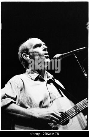 JAMES TAYLOR, CONCERTO, 1999: Leggendario chitarrista e cantautore americano James Taylor che suona dal vivo alla Cardiff International Arena CIA di Cardiff, Galles, Regno Unito, il 2 agosto 1999. Fotografia: Rob Watkins. INFORMAZIONI: James Taylor, un influente chitarrista nato il 12 marzo 1948 a Boston, Massachusetts, è celebrato per il suo stile di fingerpicking e la sua sincera scrittura di canzoni. Foto Stock