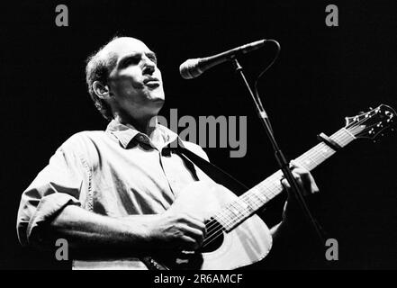 JAMES TAYLOR, CONCERTO, 1999: Leggendario chitarrista e cantautore americano James Taylor che suona dal vivo alla Cardiff International Arena CIA di Cardiff, Galles, Regno Unito, il 2 agosto 1999. Fotografia: Rob Watkins. INFORMAZIONI: James Taylor, un influente chitarrista nato il 12 marzo 1948 a Boston, Massachusetts, è celebrato per il suo stile di fingerpicking e la sua sincera scrittura di canzoni. Foto Stock