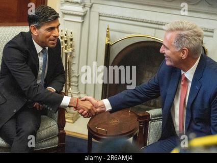 Washington, Stati Uniti. 07th giugno, 2023. Il relatore della Camera dei rappresentanti degli Stati Uniti Kevin McCarthy (repubblicano della California), a destra, incontra il primo ministro del Regno Unito, Rishi Sunak, a sinistra, nel Campidoglio degli Stati Uniti a Washington, DC mercoledì 7 giugno 2023. Foto di Ron Sachs/CNP/ABACAPRESS.COM Credit: Abaca Press/Alamy Live News Foto Stock