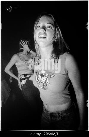 SARA COX, 2000: DJ radiofonico Sara Cox che danza con il set del marito DJ Jon Carter ad un evento radiofonico della BBC al Clwb Ifor Bach di Cardiff il 27 ottobre 2000. Foto: Rob Watkins Foto Stock