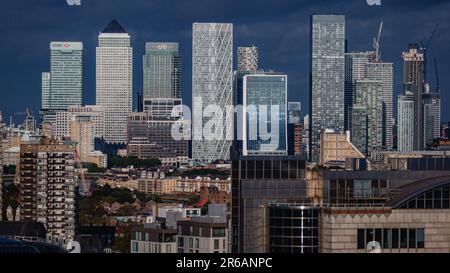 Una vista dei grattacieli nel quartiere finanziario di Canary Wharf a Londra. Foto Stock