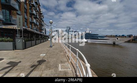 KAOS yacht è un premiato superyacht di proprietà di Nancy Walton Laurie di Walmart attraccato dal Tower Bridge a Londra. Foto Stock