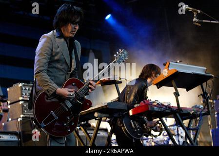 Queens of the Stone Age si esibisce in concerto dal vivo nell'ambito del Sydney V Festival di Richard Branson, che si terrà a Sydney, Australia, il 29 marzo 2008. Foto Stock