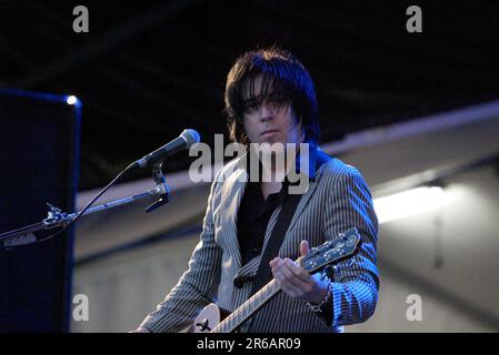 Queens of the Stone Age si esibisce in concerto dal vivo nell'ambito del Sydney V Festival di Richard Branson, che si terrà a Sydney, Australia, il 29 marzo 2008. Foto Stock