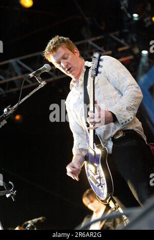 Queens of the Stone Age si esibisce in concerto dal vivo nell'ambito del Sydney V Festival di Richard Branson, che si terrà a Sydney, Australia, il 29 marzo 2008. Foto Stock