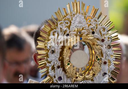 Crostwitz, Germania. 08th giugno, 2023. Padre Mercin Delenk porta l'ostensorio durante la processione del Corpus Domini. La "Solennità del Santissimo corpo e sangue di Cristo" è una vacanza nella Lusazia sorbiana e si celebra con i servizi della chiesa e le processioni. Credit: Matthias Rietschel/dpa/Alamy Live News Foto Stock