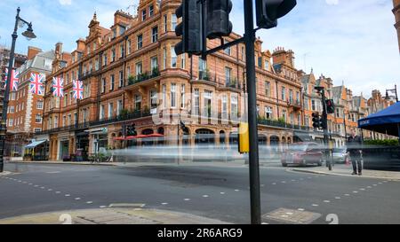 Londra, Mayfair- Maggio 2023: Mount Street a Mayfair, un'esclusiva strada ricca di negozi e ristoranti di lusso Foto Stock