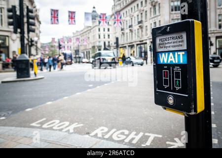 Londra - Maggio 2023: Attraversamento pedonale a Oxford Circus, la principale via commerciale di Londra Foto Stock