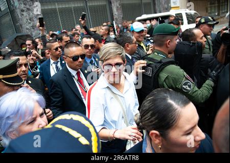 La prima signora colombiana Veronica Alcocer cammina con i dimostranti durante le manifestazioni a sostegno delle riforme sociali del governo colombiano, a Bo Foto Stock