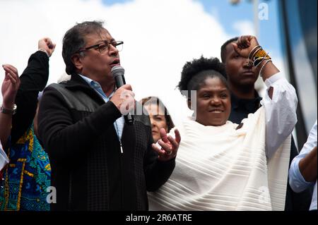 il presidente colombiano Gustavo Petro (L) ha tenuto un discorso insieme al vicepresidente colombiano Francia Marquez (R) durante le manifestazioni a sostegno della Co Foto Stock