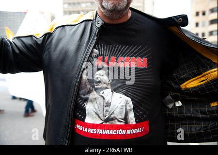 Un dimostratore indossa una camicia Jorge Eliecer Gaitan durante le manifestazioni a sostegno delle riforme sociali del governo colombiano, a Bogotà, Colombia Foto Stock