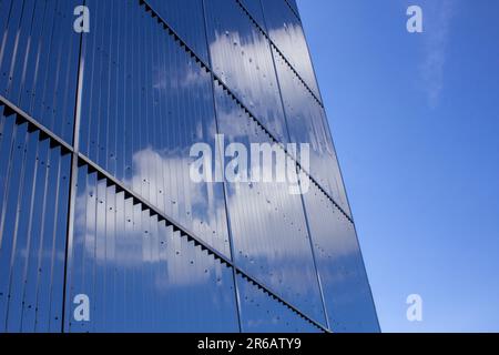 Nuvole riflesse nelle pareti di vetro di un blocco di uffici in una giornata di sole, prese a Milton Keynes, Buckinghamshire Foto Stock
