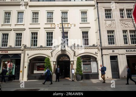 Londra - Maggio 2023: Londra di Sotheby su Bond Street, famoso vecchio banditore d'aste Foto Stock