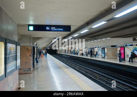 Stazione della metropolitana all'aeroporto di Lisbona Foto Stock