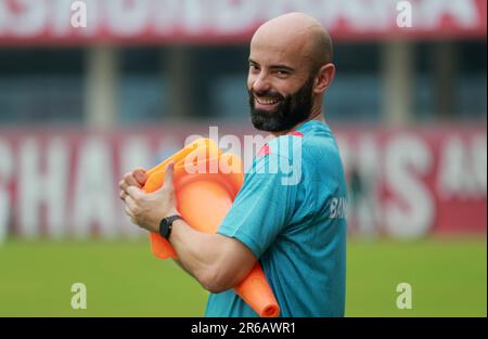 Allenatore capo Javier Fernández Cabrera come giocatori della squadra nazionale di calcio del Bangladesh partecipano alla sessione di pratica alla Bashundhara Kings Sports Arena a Bashundh Foto Stock