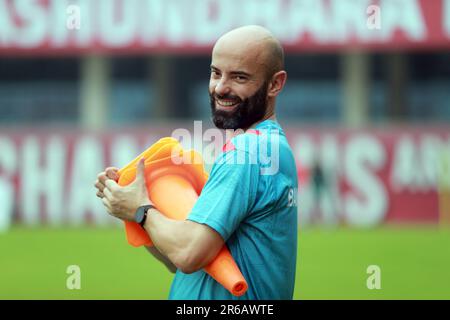 Allenatore capo Javier Fernández Cabrera come giocatori della squadra nazionale di calcio del Bangladesh partecipano alla sessione di pratica alla Bashundhara Kings Sports Arena a Bashundh Foto Stock