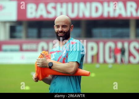 Allenatore capo Javier Fernández Cabrera come giocatori della squadra nazionale di calcio del Bangladesh partecipano alla sessione di pratica alla Bashundhara Kings Sports Arena a Bashundh Foto Stock