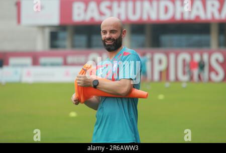 Allenatore capo Javier Fernández Cabrera come giocatori della squadra nazionale di calcio del Bangladesh partecipano alla sessione di pratica alla Bashundhara Kings Sports Arena a Bashundh Foto Stock