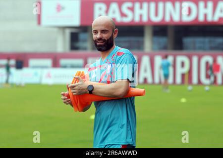 Allenatore capo Javier Fernández Cabrera come giocatori della squadra nazionale di calcio del Bangladesh partecipano alla sessione di pratica alla Bashundhara Kings Sports Arena a Bashundh Foto Stock