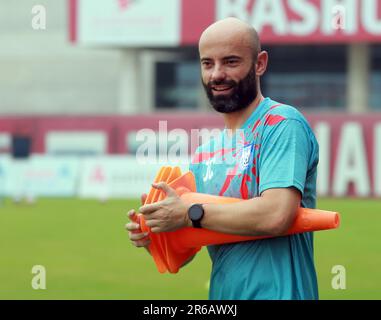 Allenatore capo Javier Fernández Cabrera come giocatori della squadra nazionale di calcio del Bangladesh partecipano alla sessione di pratica alla Bashundhara Kings Sports Arena a Bashundh Foto Stock