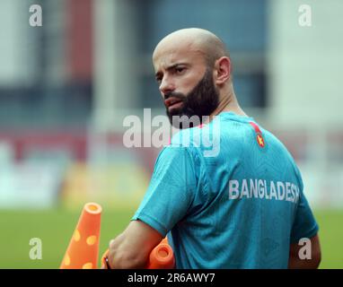 Allenatore capo Javier Fernández Cabrera come giocatori della squadra nazionale di calcio del Bangladesh partecipano alla sessione di pratica alla Bashundhara Kings Sports Arena a Bashundh Foto Stock