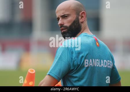 Allenatore capo Javier Fernández Cabrera come giocatori della squadra nazionale di calcio del Bangladesh partecipano alla sessione di pratica alla Bashundhara Kings Sports Arena a Bashundh Foto Stock