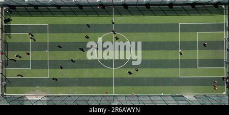 (230608) -- TINGRI, 8 giugno 2023 (Xinhua) -- questa foto aerea scattata il 5 giugno 2023 mostra gli studenti che giocano a calcio in una scuola elementare di Zhaxizom Township nella contea di Tingri, Xigaze City, regione autonoma del Tibet nel sud-ovest della Cina. La scuola elementare di Zhaxizom Township è la scuola più vicina al Monte Qomolangma, con una distanza di poco più di 40 chilometri. Per soddisfare le diverse esigenze degli studenti, la scuola ha istituito classi di interesse come pianoforte, informatica, arte, trasmissione, sport, danza e artigianato. Attualmente, la scuola elementare ha un solo pianoforte. Quindi, ele Foto Stock