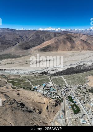 (230608) -- TINGRI, 8 giugno 2023 (Xinhua) -- questa foto aerea scattata il 5 giugno 2023 mostra una scuola elementare del comune di Zhaxizom nella contea di Tingri, Xigaze City, regione autonoma del Tibet nel sud-ovest della Cina. La scuola elementare di Zhaxizom Township è la scuola più vicina al Monte Qomolangma, con una distanza di poco più di 40 chilometri. Per soddisfare le diverse esigenze degli studenti, la scuola ha istituito classi di interesse come pianoforte, informatica, arte, trasmissione, sport, danza e artigianato. Attualmente, la scuola elementare ha un solo pianoforte. Pertanto, vengono utilizzate tastiere elettroniche Foto Stock