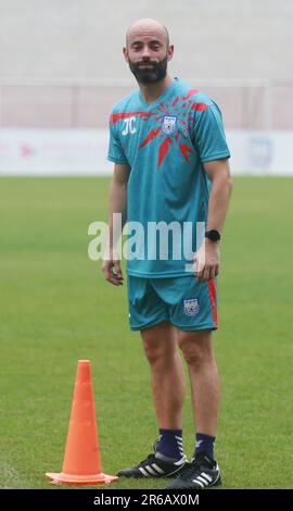 Allenatore capo Javier Fernández Cabrera come giocatori della squadra nazionale di calcio del Bangladesh partecipano alla sessione di pratica alla Bashundhara Kings Sports Arena a Bashundh Foto Stock