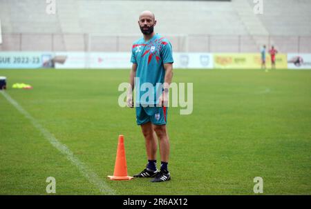 Allenatore capo Javier Fernández Cabrera come giocatori della squadra nazionale di calcio del Bangladesh partecipano alla sessione di pratica alla Bashundhara Kings Sports Arena a Bashundh Foto Stock