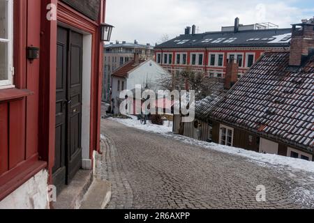 splendida vista sulla strada di case in legno damstredet & telthusbakken a oslo norvegia Foto Stock