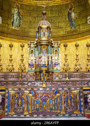 Altare in pietra semi-preziosa e rame dorato di un artista barocco napoletano Dioniso Lazzari (1674) . Cappella reale, dedicata alla Madonna Assunta - Palazzo reale di Napoli che nel 1734 divenne residenza reale dei Borboni - Napoli, Italia Foto Stock