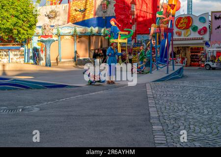 vienna, austria. 25 aprile 2023 una vista del prater (parco divertimenti) alla luce del pomeriggio Foto Stock