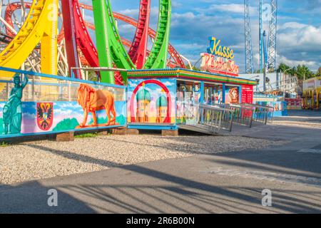 vienna, austria. 25 aprile 2023 olympia in giro un emozionante viaggio di loop da brivido e gocce esilaranti al parco divertimenti prater Foto Stock