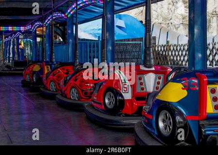 vienna, austria. 25 aprile 2023 avventure vorticose deliziose giostre in autoscontri al prater, l'affascinante parco divertimenti di vienna Foto Stock