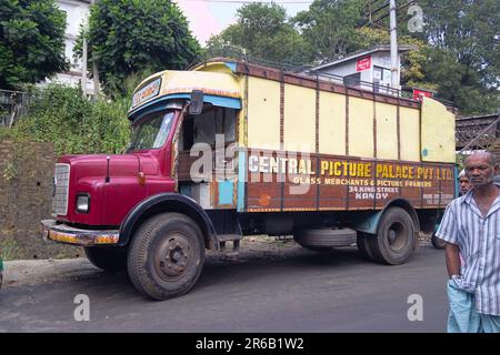 Sri Lanka, Kandy - 13 gennaio 2020: Camion per il trasporto di dipinti e cornici al Museo d'arte Foto Stock